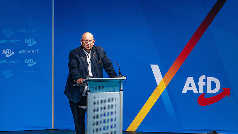 Stephan Protschka, Landesvorsitzender der bayerischen AfD, steht am zweit&auml;gigen Landesparteitag seiner Partei auf der B&uuml;hne.