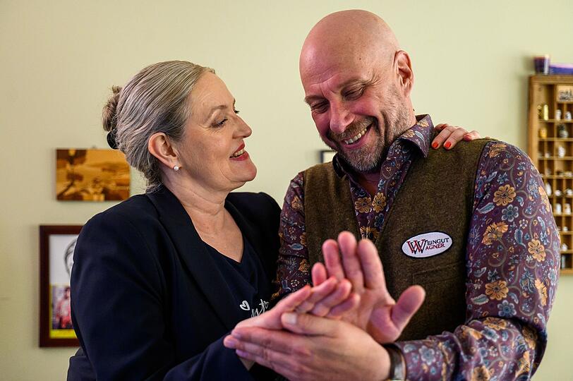 W&auml;hrend im Karlskrankenhaus Chaos herrscht, kommen Pflegedienstleisterin Mechthild Puhl (Sybille J. Schedwill) und ihr Verlobter Konrad Wagner (Thomas Balou Martin) zu einer romantischen Erkenntnis.