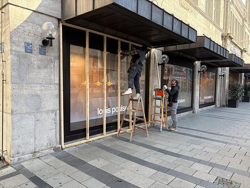 Am Mittwoch waren Arbeiter damit besch&auml;ftigt, beim Oberpollinger Holzleisten und Holzplatten vor die Schaufenster im Erdgeschoss aufzubauen. Am Donnerstagvormittag wurde dann wieder alles abgebaut.