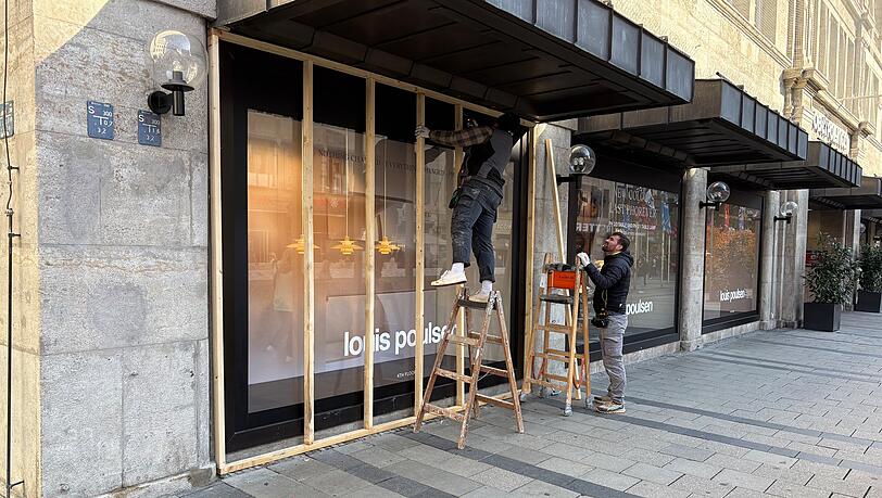 Am Mittwoch waren Arbeiter damit beschäftigt, beim Oberpollinger Holzleisten und Holzplatten vor die Schaufenster im Erdgeschoss aufzubauen. Am Donnerstagvormittag wurde dann wieder alles abgebaut. Am Mittwoch waren Arbeiter damit beschäftigt, beim Oberpollinger Holzleisten und Holzplatten vor die Schaufenster im Erdgeschoss aufzubauen. Am Donnerstagvormittag wurde dann wieder alles abgebaut.