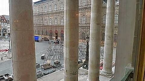 Der Aufbau der Bühne am Dienstag, gesehen vom Königssaal des Nationaltheaters.