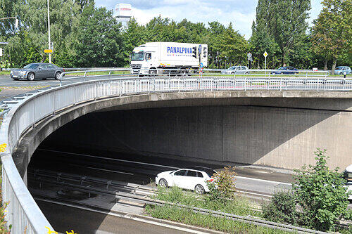 Einsturz-Gefahr: Am Dienstagnachmittag hielten sich noch nicht alle Lkw an die Sperre der Brücke über die Südwesttangente.