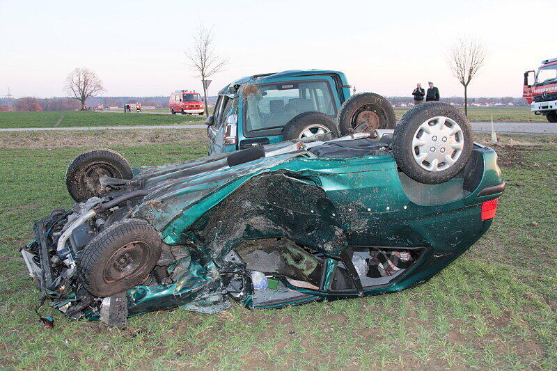 Schwerer Unfall bei Haiming: Der Fahrer des Peugeots wurde schwer verletzt von der Feuerwehr aus dem Wrack geborgen.