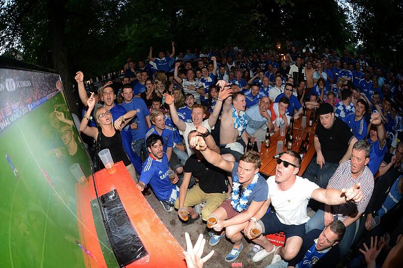 Champions League Finale FC Bayern gegen FC Chelsea: Britische Fans feiern beim Public Viewing im Biergarten.