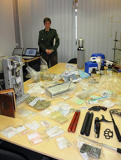 Schlagringe, Pistolen, Schlagstöcke: Dieses Waffen-Arsenal hat die Polizei in einer Münchner Drogen-Wohnung gefunden.