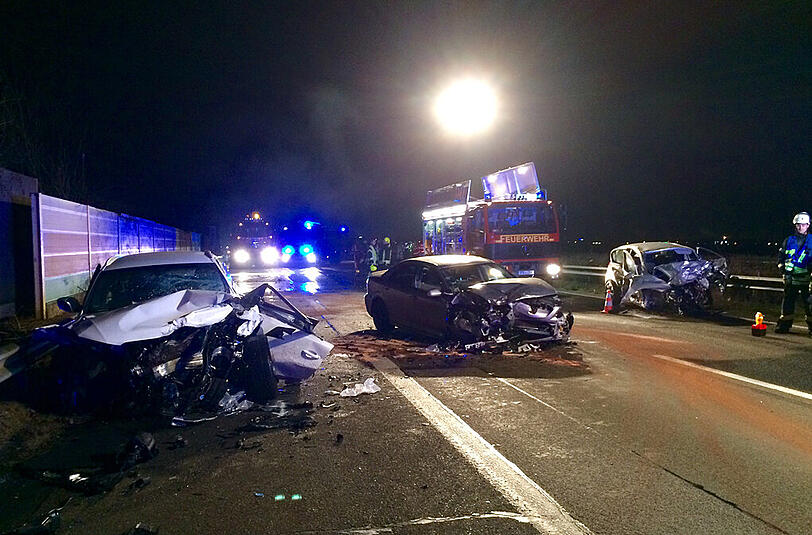Ein 91-jähriger Geisterfahrer war auf der A6 frontal in zwei entgegenkommende Wagen gekracht. Er starb noch an der Unfallstelle.