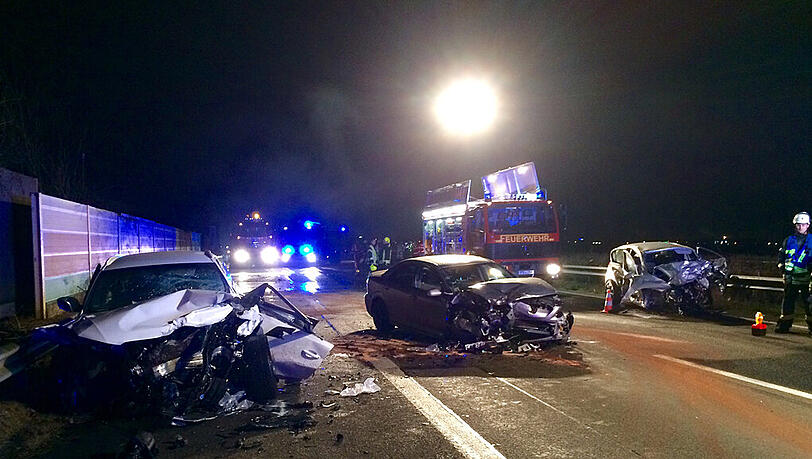 Ein 91-jähriger Geisterfahrer war auf der A6 frontal in zwei entgegenkommende Wagen gekracht. Er starb noch an der Unfallstelle. Ein 91-jähriger Geisterfahrer war auf der A6 frontal in zwei entgegenkommende Wagen gekracht. Er starb noch an der Unfallstelle.