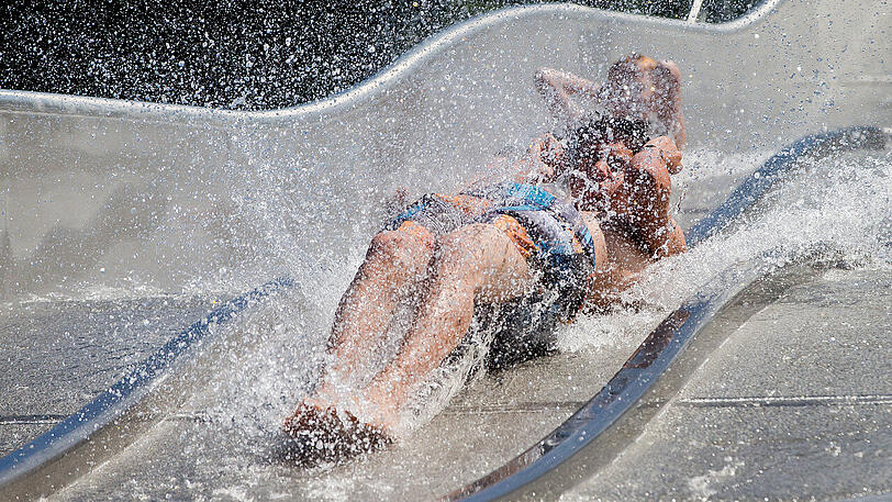Ein Badegast hatte sich in einem Schwimmbad beim Auftauchen an einer Kinderrutsche verletzt - und klagte.