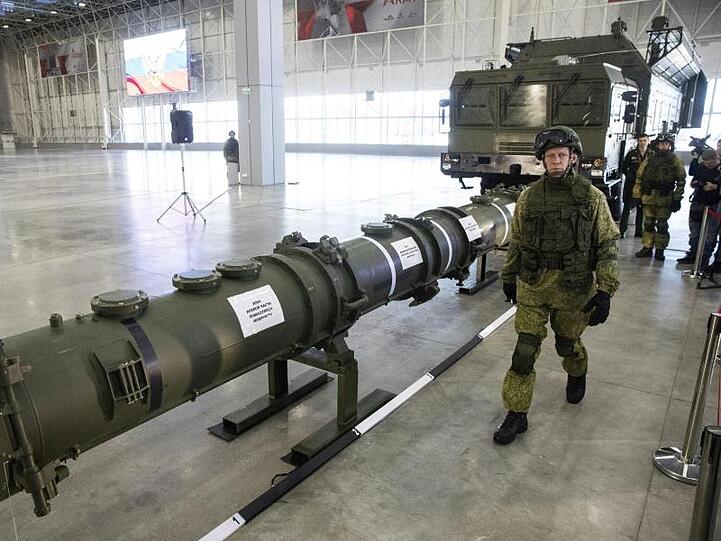 Ein russischer Offizier geht an dem neuen Marschflugkörper vom Typ 9M729 (Nato-Code: SSC-8) entlang.