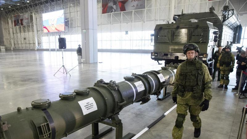 Ein russischer Offizier geht an dem neuen Marschflugkörper vom Typ 9M729 (Nato-Code: SSC-8) entlang. Ein russischer Offizier geht an dem neuen Marschflugkörper vom Typ 9M729 (Nato-Code: SSC-8) entlang.