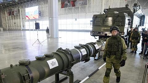 Ein russischer Offizier geht an dem neuen Marschflugkörper vom Typ 9M729 (Nato-Code: SSC-8) entlang.