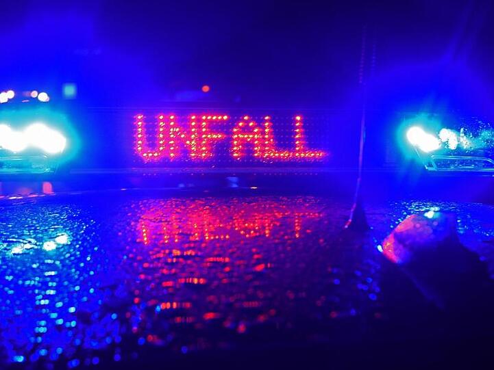 Der LED- Schriftzug "Unfall" leuchtet auf dem Dach eines Polizestreifenwagens. Foto: Stefan Puchner/dpa/Symbolbild