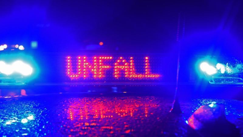 Der LED- Schriftzug "Unfall" leuchtet auf dem Dach eines Polizestreifenwagens. Foto: Stefan Puchner/dpa/Symbolbild Der LED- Schriftzug "Unfall" leuchtet auf dem Dach eines Polizestreifenwagens. Foto: Stefan Puchner/dpa/Symbolbild