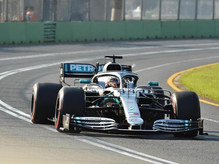 Titelverteidiger Lewis Hamilton vom Team Mercedes startet im Saisoneröffnungsrennen in Melbourne von der Pole Position.