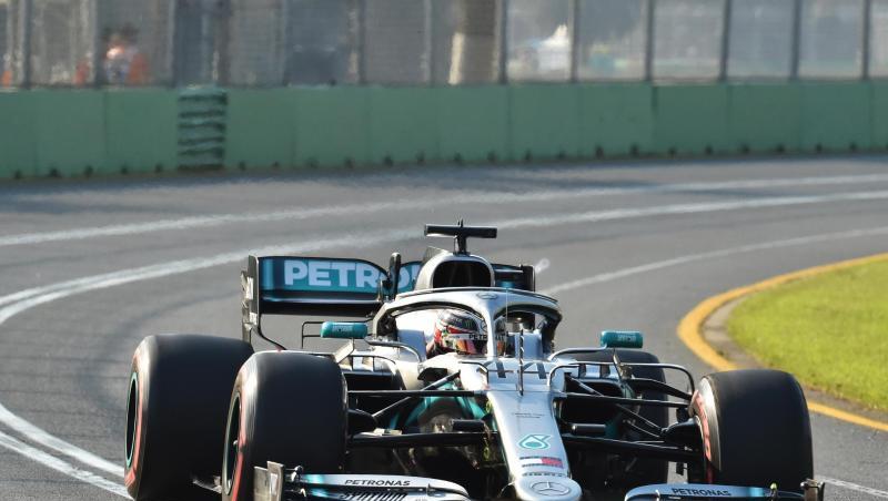 Titelverteidiger Lewis Hamilton vom Team Mercedes startet im Saisoneröffnungsrennen in Melbourne von der Pole Position. Titelverteidiger Lewis Hamilton vom Team Mercedes startet im Saisoneröffnungsrennen in Melbourne von der Pole Position.