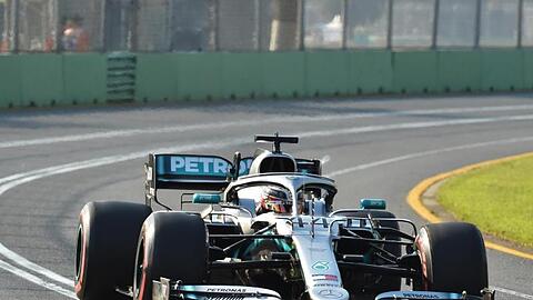 Titelverteidiger Lewis Hamilton vom Team Mercedes startet im Saisoneröffnungsrennen in Melbourne von der Pole Position.