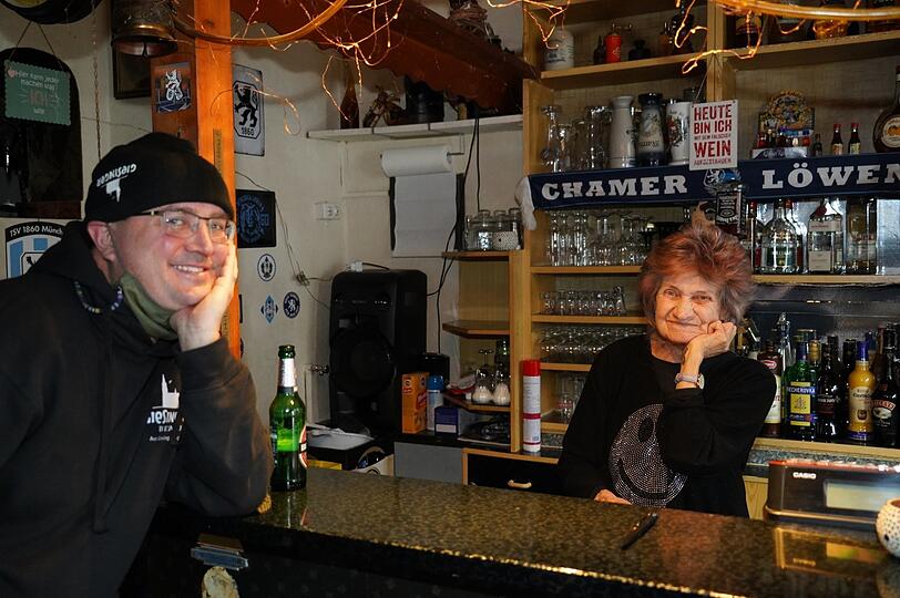 Ingrid Herrmann in ihrem Bierstüberl mit Steffen Marx.