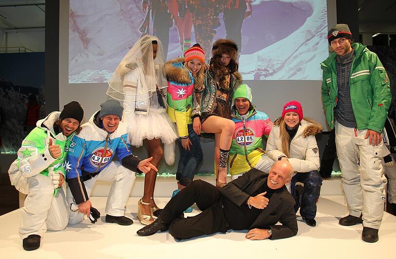 Umgeben von Models und Sportlern wie Markus Wasmeier (2.v.l.) und Frank Wörndl (3.v.r.): Willy Bogner 2012 auf der Ispo.