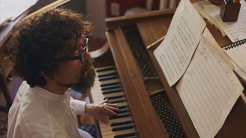 Peter Dinklage spielt im Film "She Came to Me" einen Komponisten.