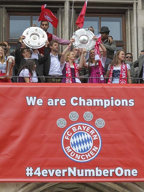 Doppelt hält besser: 2016 feierten die Bayern-Profis das letzte Mal zusammen mit ihren Kolleginnen aus der Frauenabteilung die Meisterschaften. Am Sonntag könnte es erneut der Fall sein.