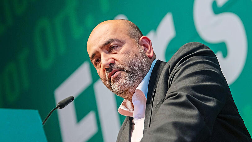 "Warum sollen Geflüchtete nicht ihren Lebensunterhalt selbst verdienen?", fragt Nouripour im Interview mit der AZ.