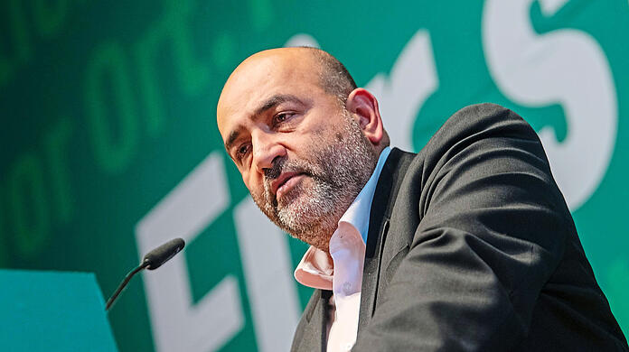 "Warum sollen Geflüchtete nicht ihren Lebensunterhalt selbst verdienen?", fragt Nouripour im Interview mit der AZ.
