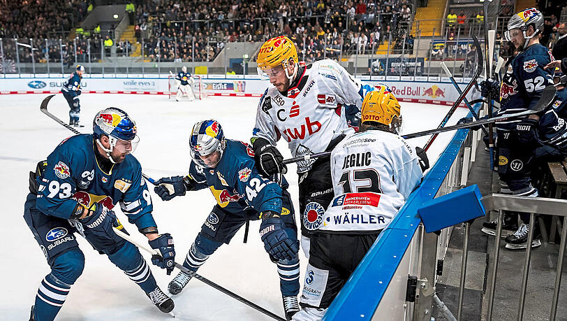 Die EHC-Cracks Maximilian Kastner und Yasin Ehliz im Bandenkampf mit den Bremerhavenern Jan Urbas und Ziga Jeglic (v.l.). Die EHC-Cracks Maximilian Kastner und Yasin Ehliz im Bandenkampf mit den Bremerhavenern Jan Urbas und Ziga Jeglic (v.l.).