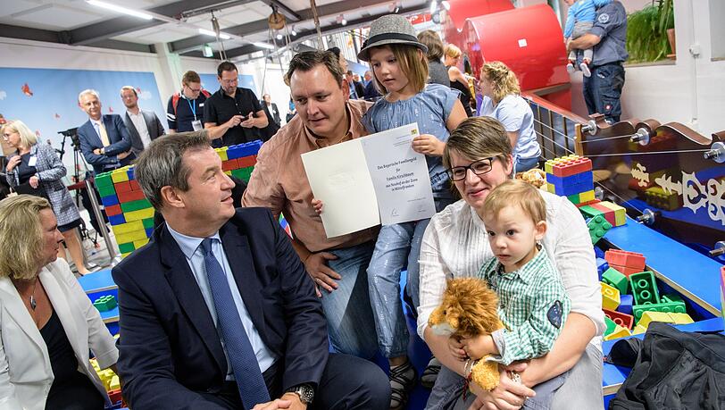 Die Einführung des bayerischen Familiengeldes wurde 2018 mit jeder Menge Fotografen und Kameras zelebriert. Seither hat sich der Freistaat die Sozialleistung zig Milliarden Euro kosten lassen. Dabei brauchen Kinder das Geld an ganz anderer Stelle (Archivbild)