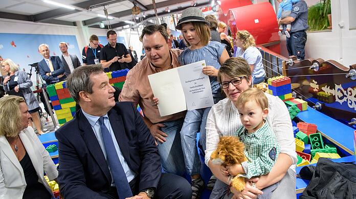 Die Einführung des bayerischen Familiengeldes wurde 2018 mit jeder Menge Fotografen und Kameras zelebriert. Seither hat sich der Freistaat die Sozialleistung zig Milliarden Euro kosten lassen. Dabei brauchen Kinder das Geld an ganz anderer Stelle (Archivbild)