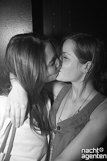 Heiße Ladies in der Milchbar. Mehr Bilder unter: