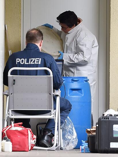 Bilder von der Wohnung des festgenommenen Pärchens - die Spurensicherung und Sprengstoffexperten untersuchen das Anwesen.