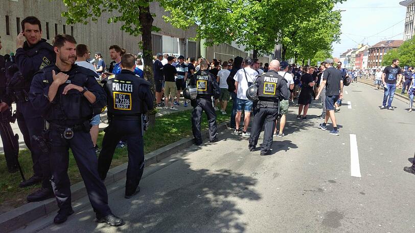Löwen-Fans vor dem Grünwalder Stadion. Ringsherum reichlich Polizei.