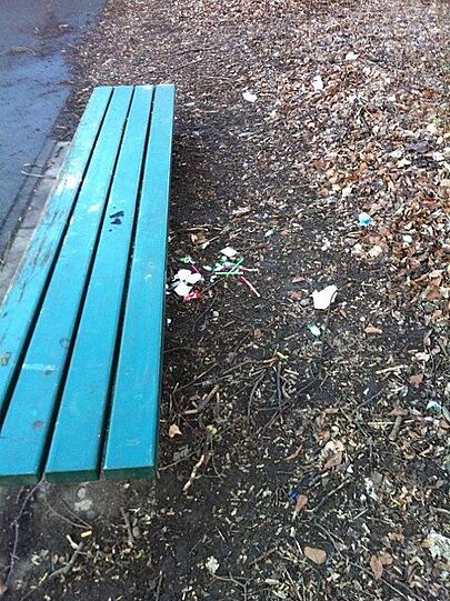Müll und Scherben sind auf diesem Spielplatz in Laim ein Problem. Nun kümmert sich der BA um eine Lösung.