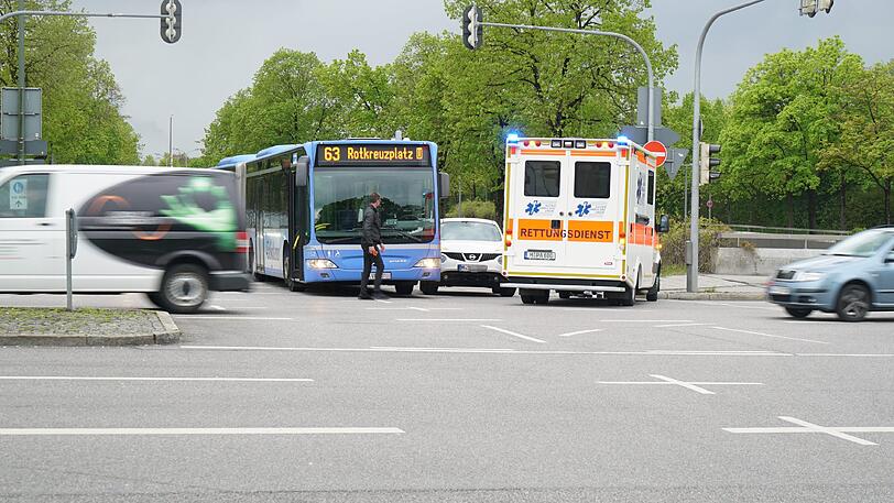 Unfall an der Garmischer Straße: Ein Busfahrer übersah beim Fahrstreifenwechsel ein Auto. Drei Personen wurden dabei verletzt.