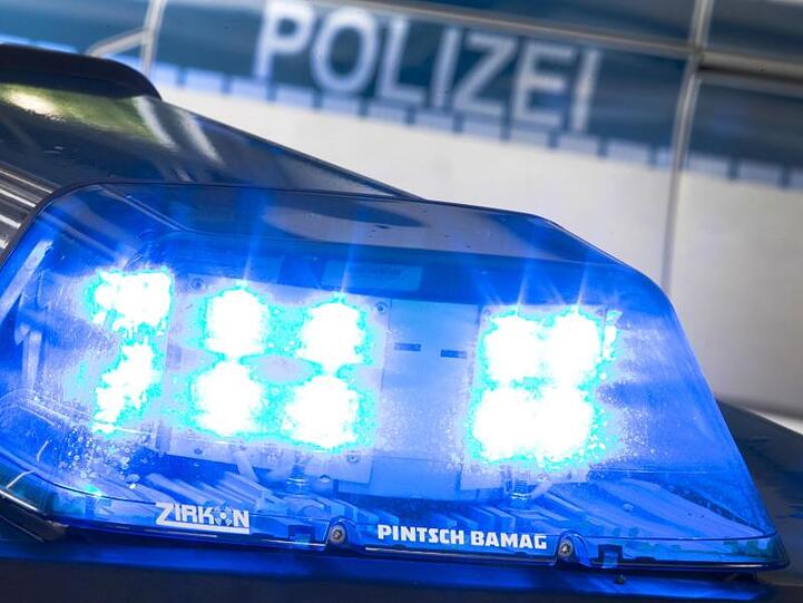 Ein Blaulicht leuchtet auf dem Dach eines Polizeiwagens. Foto: Friso Gentsch/dpa/Symbolbild