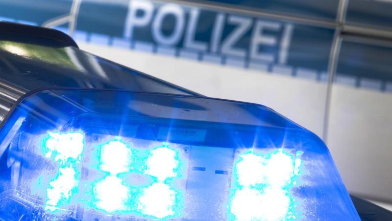Ein Blaulicht leuchtet auf dem Dach eines Polizeiwagens. Foto: Friso Gentsch/dpa/Symbolbild Ein Blaulicht leuchtet auf dem Dach eines Polizeiwagens. Foto: Friso Gentsch/dpa/Symbolbild