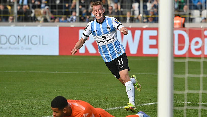 Fabian Greilinger bejubelt seinen Treffer gegen Freiburg.