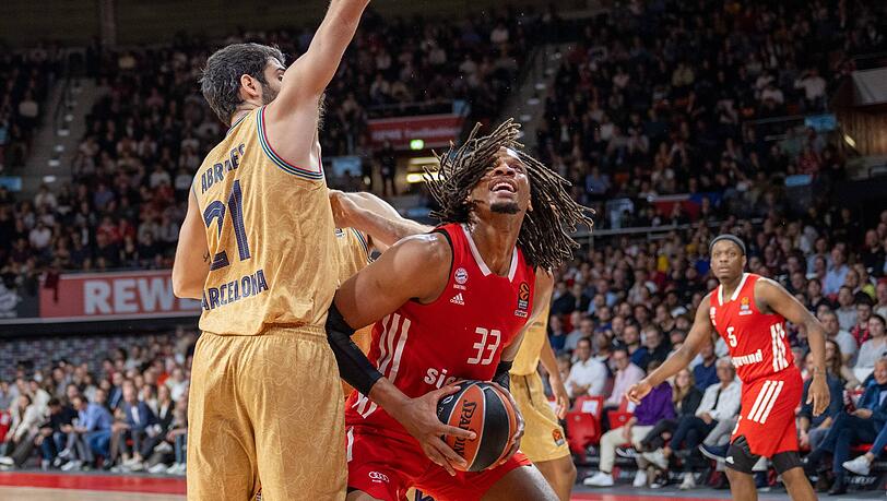 Freddie Gillespie vom FC Bayern (rechts) im Zweikampf mit Alex Abrines vom FC Barcelona.