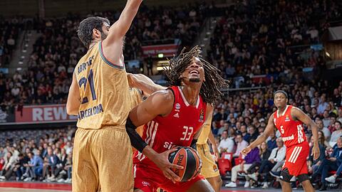 Freddie Gillespie vom FC Bayern (rechts) im Zweikampf mit Alex Abrines vom FC Barcelona.