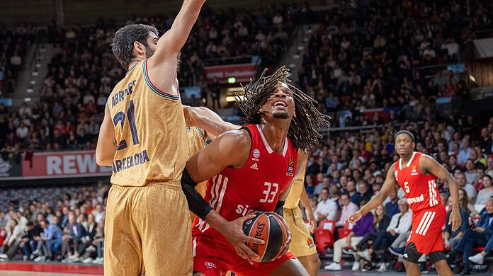 Freddie Gillespie vom FC Bayern (rechts) im Zweikampf mit Alex Abrines vom FC Barcelona.