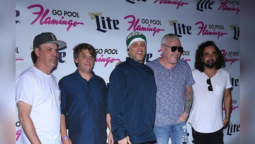 Smash Mouth im Jahr 2017 mit dem verstorbenen Steve Harwell (Zweiter von rechts). Smash Mouth im Jahr 2017 mit dem verstorbenen Steve Harwell (Zweiter von rechts).