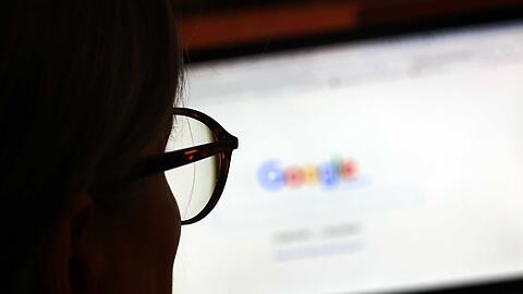 Die Google-Suche wird künftig bei bestimmten Anfragen eine "Übersicht mit KI" als Antwort liefern. (Archivbild)
