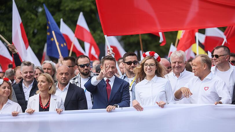 Der proeuropäische polnische Präsidentschaftskandidat Rafal Trzaskowski beim "Großen Marsch der Patrioten" in Warschau. (Foto aktuell) Der proeuropäische polnische Präsidentschaftskandidat Rafal Trzaskowski beim "Großen Marsch der Patrioten" in Warschau. (Foto aktuell)