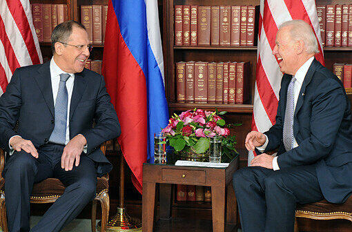 Auf der Münchener Sicherheitskonferenz begegneten sich US-Vizepräsident Joe Biden (r.) und Russlands Außenminister Sergej Lawrow am Samstag höflich, aber hart in der Sache.