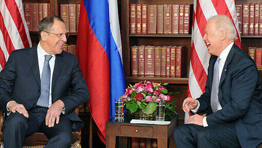 Auf der Münchener Sicherheitskonferenz begegneten sich US-Vizepräsident Joe Biden (r.) und Russlands Außenminister Sergej Lawrow am Samstag höflich, aber hart in der Sache. Auf der Münchener Sicherheitskonferenz begegneten sich US-Vizepräsident Joe Biden (r.) und Russlands Außenminister Sergej Lawrow am Samstag höflich, aber hart in der Sache.