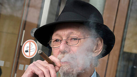 Friedhelm Adolfs steht am 18.02.2015 vor dem Bundesgerichtshof (BGH) in Karlsruhe (Baden-Württemberg) und raucht nach der Urteilsverkündung seiner Verhandlung eine Zigarre