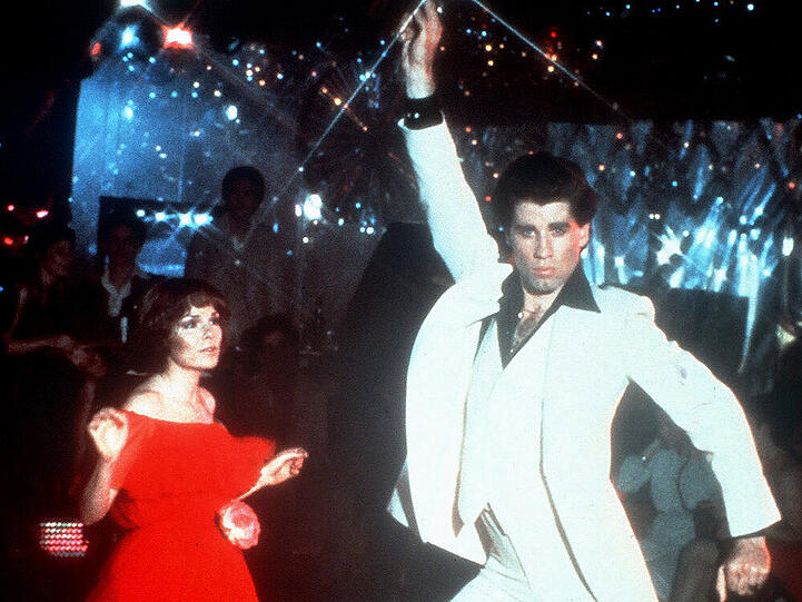 Wenn er in der Disco auf der Tanzfläche seine Show abzieht, liegen ihm die Mädchen zu Füßen: John Travolta als Tony Manero mit Karen Lynn Gorney als Silvia