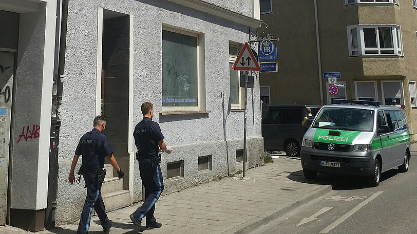 Aktivisten besetzten das "Schnitzelhaus" in der Holzapfelstraße 10. Polizisten beendeten die Aktion.