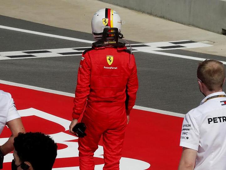 Für Ferrari-Pilot Sebastian Vettel (M) endete auch das zweite Silverstone-Rennen mit einer Enttäuschung.