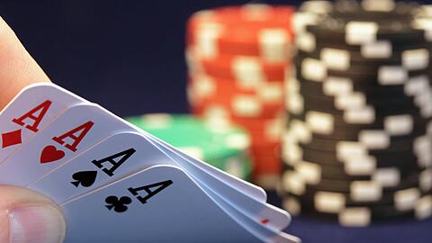 28 Menschen nahmen offenbar an dem illegalen Pokerturnier in dem Vereinsheim teil. (Symbolbild)